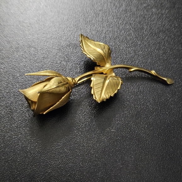 Vtg Feminine Gold Tone Rose Brooch Flower 3D Leaves Branch Stem Dainty Pin - Picture 2 of 10